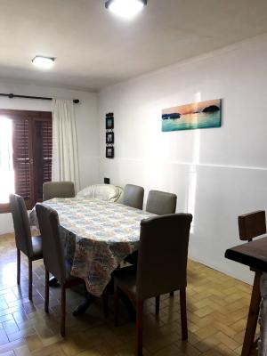 Casa en alquiler en Necochea. 5 ambientes, 1 baño y capacidad de 1 a 6 personas. 
