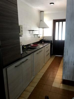 Casa en alquiler en Necochea. 5 ambientes, 1 baño y capacidad de 1 a 6 personas. 