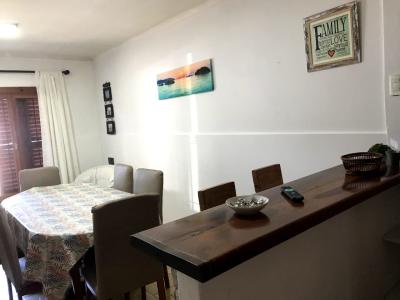 Casa en alquiler en Necochea. 5 ambientes, 1 baño y capacidad de 1 a 6 personas. 