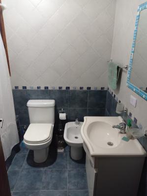 Casa en alquiler en Mar Azul. 4 ambientes, 2 baños y capacidad de 1 a 6 personas. 
