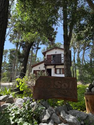 Casa en alquiler en Mar Azul. 4 ambientes, 2 baños y capacidad de 1 a 6 personas. 